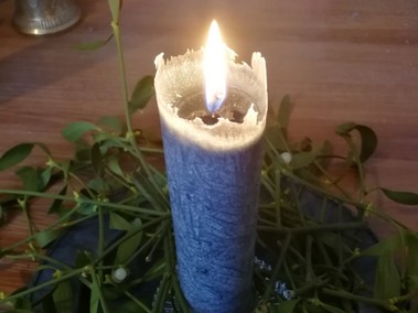Eine brennende Kerze