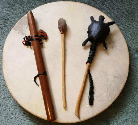 Trommel, Flöte und Rassel