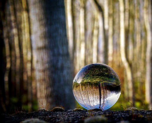 Die Welt spiegelt sich in einer Glaskugel